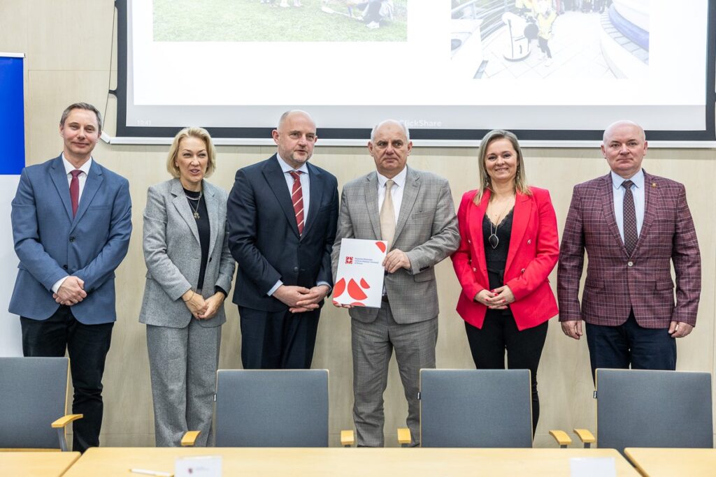 Podpisanie porozumień z przedstawicielami jednostek samorządu terytorialnego, fot. Szymon Zdziebło/tarantoga.pl dla UMWKP