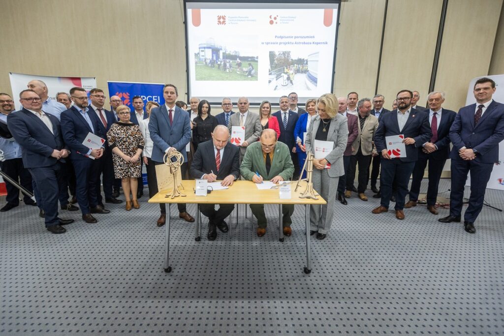 Podpisanie porozumień z przedstawicielami jednostek samorządu terytorialnego, fot. Szymon Zdziebło/tarantoga.pl dla UMWKP