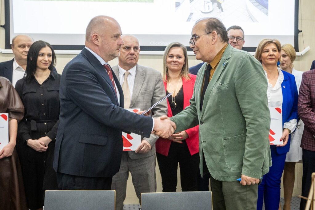Podpisanie porozumień z przedstawicielami jednostek samorządu terytorialnego, fot. Szymon Zdziebło/tarantoga.pl dla UMWKP