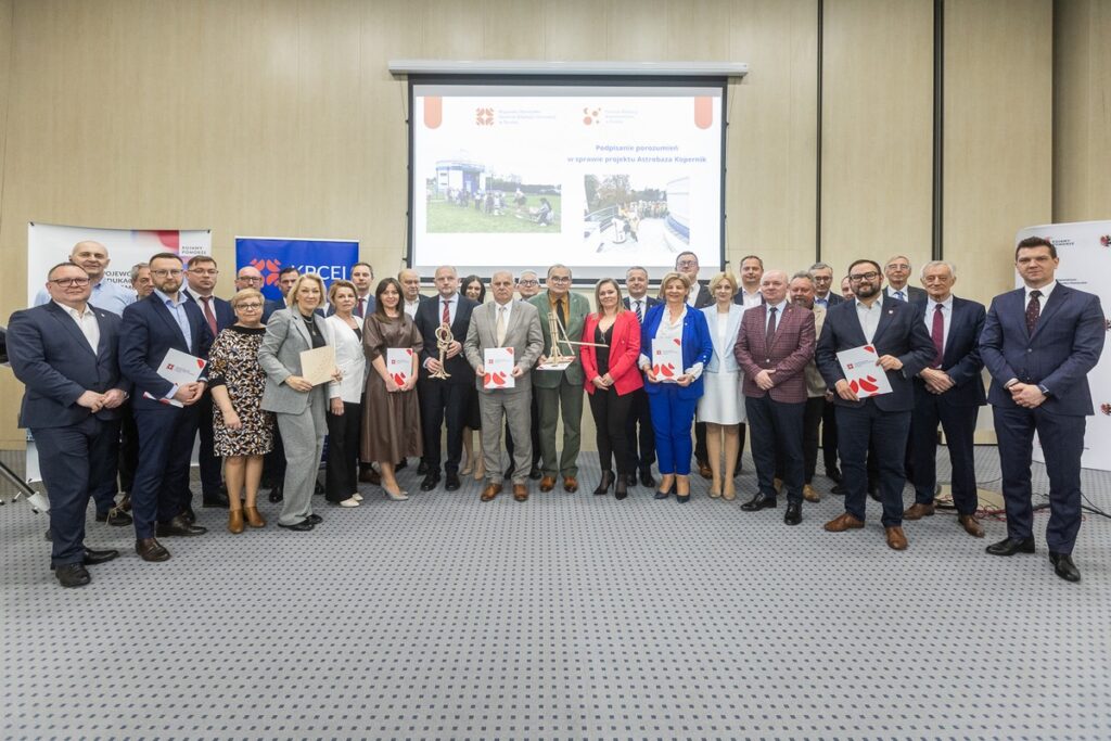 Podpisanie porozumień z przedstawicielami jednostek samorządu terytorialnego, fot. Szymon Zdziebło/tarantoga.pl dla UMWKP