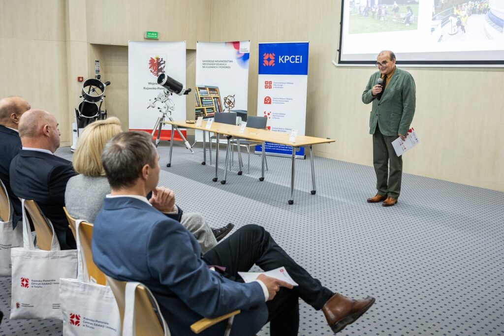 Podpisanie porozumień z przedstawicielami jednostek samorządu terytorialnego, fot. Szymon Zdziebło/tarantoga.pl dla UMWKP