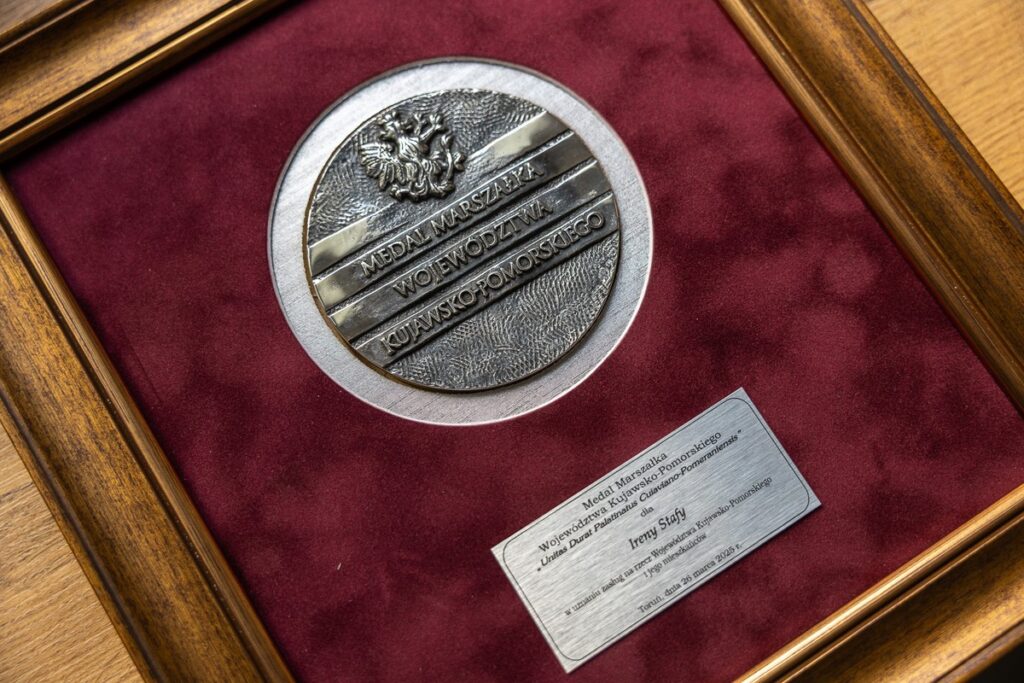 Awarding of the Unitas Durat medal to Irena Stafa, photo by Szymon Zdziebło/tarantoga.pl for UMWKP