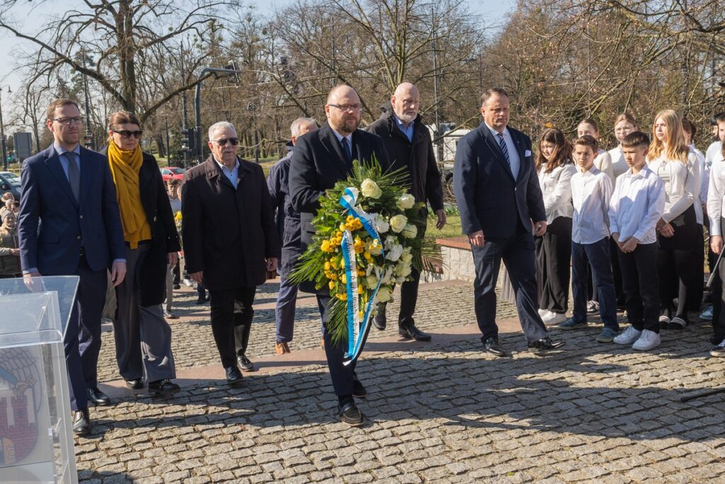 Uroczystość pod toruńskim pomnikiem Jana Pawła II, fot. Mikołaj Kuras dla UMWKP