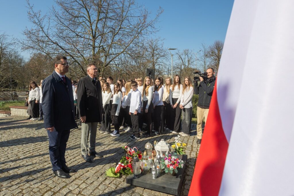 Uroczystość pod toruńskim pomnikiem Jana Pawła II, fot. Mikołaj Kuras dla UMWKP