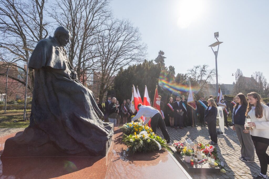 Uroczystość pod toruńskim pomnikiem Jana Pawła II, fot. Mikołaj Kuras dla UMWKP