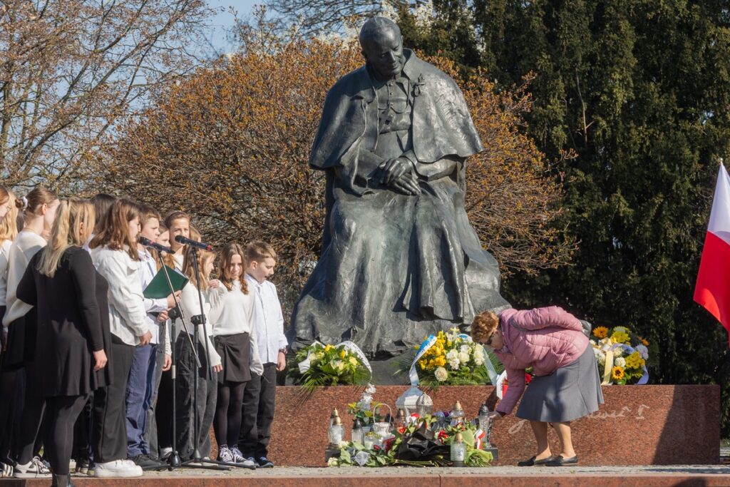 Uroczystość pod toruńskim pomnikiem Jana Pawła II, fot. Mikołaj Kuras dla UMWKP