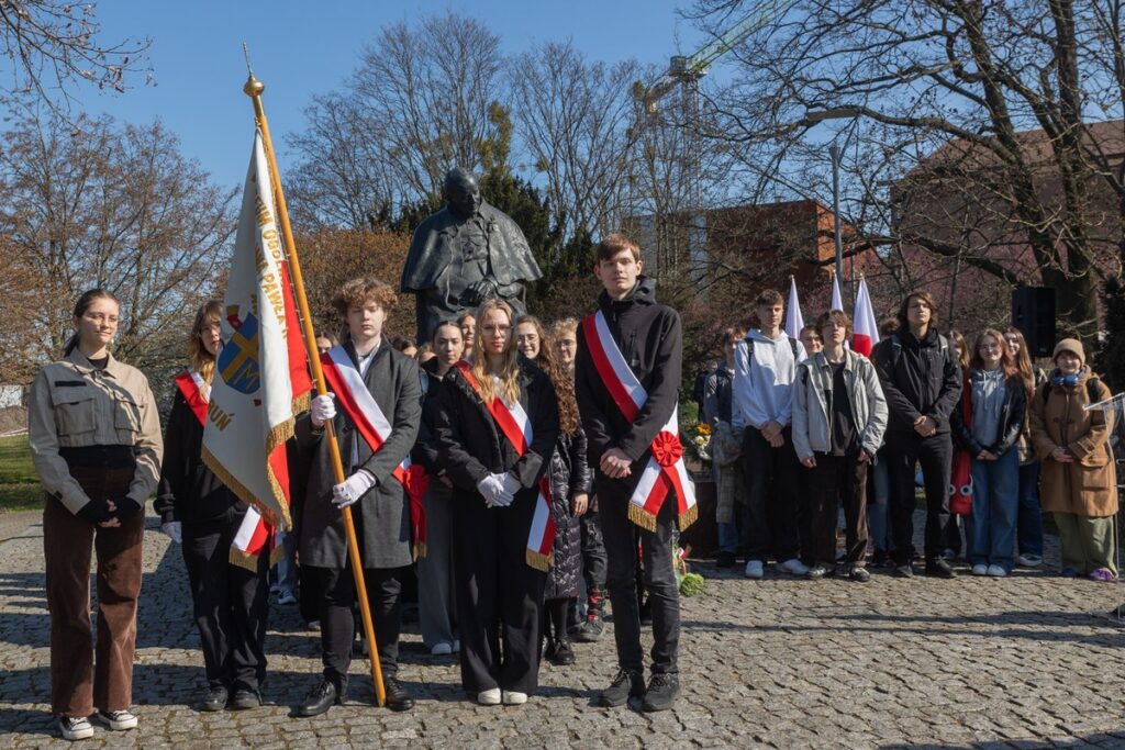 Uroczystość pod toruńskim pomnikiem Jana Pawła II, fot. Mikołaj Kuras dla UMWKP