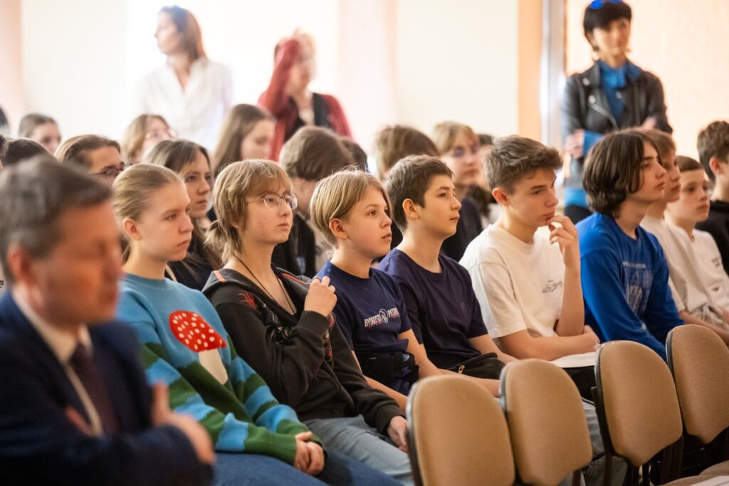 Młodzież podczas spotkania z bratem Marianem Markiewiczem w I Katolickim Liceum Ogólnokształcącym w Bydgoszczy