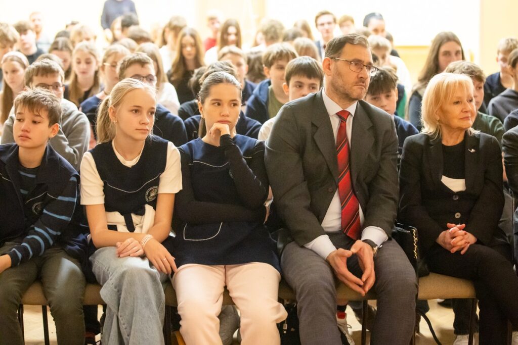 Słuchacze podczas spotkania z bratem Marianem Markiewiczem w I Katolickim Liceum Ogólnokształcącym w Bydgoszczy