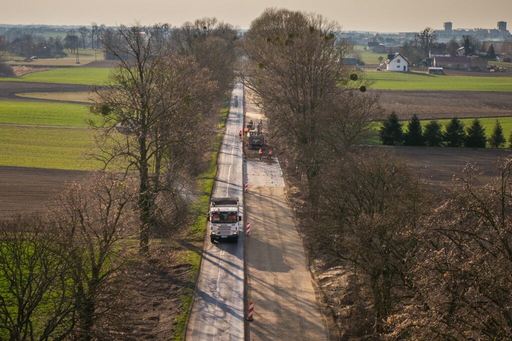 Modernizacja drogi wojewódzkiej nr 563, fot. Szymon Zdziebło/tarantoga.pl dla UMWKP