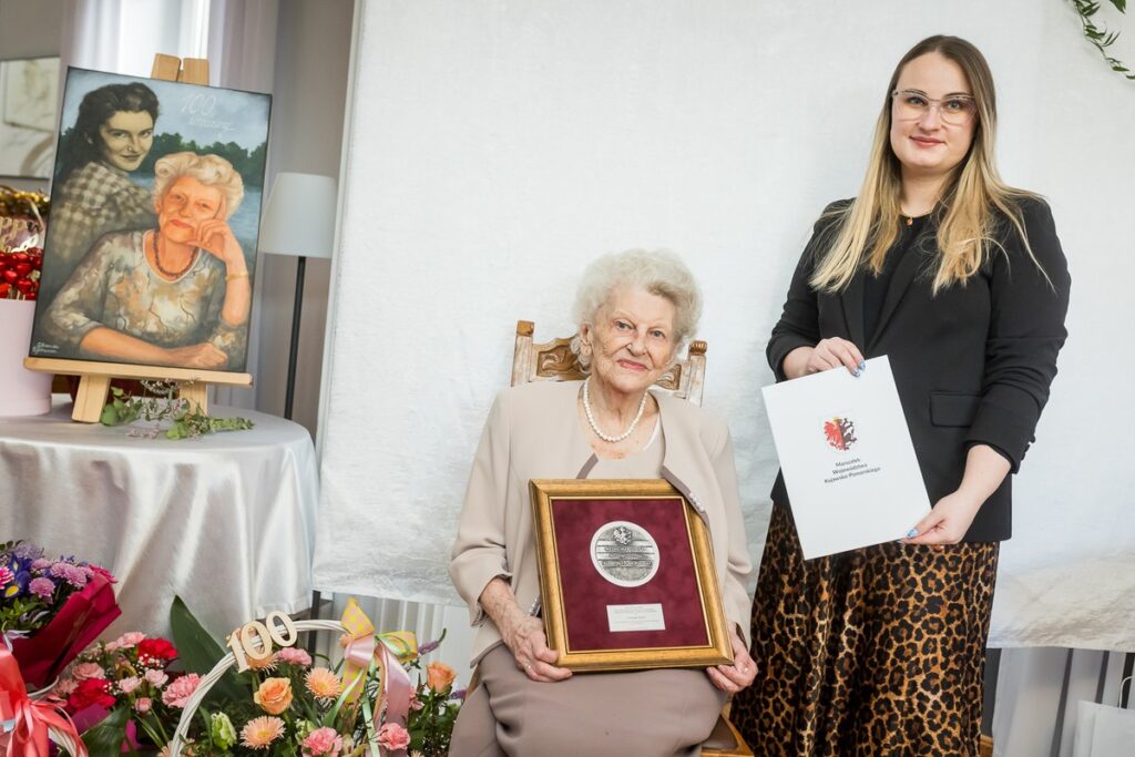 Wręczenie medalu Unitas Durat Genowefie Morek, fot. Tomasz Czachorowski/eventphoto.com.pl dla UMWKP