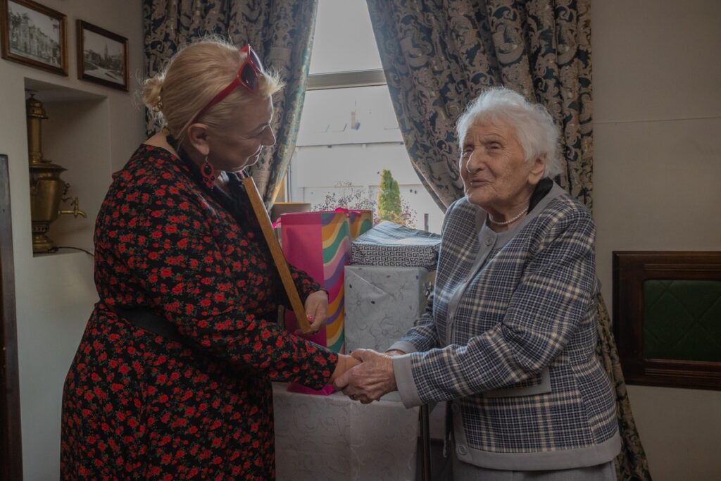 Wręczenie medalu Unitas Durat Halinie Krassowskiej, fot. Mikołaj Kuras dla UMWKP