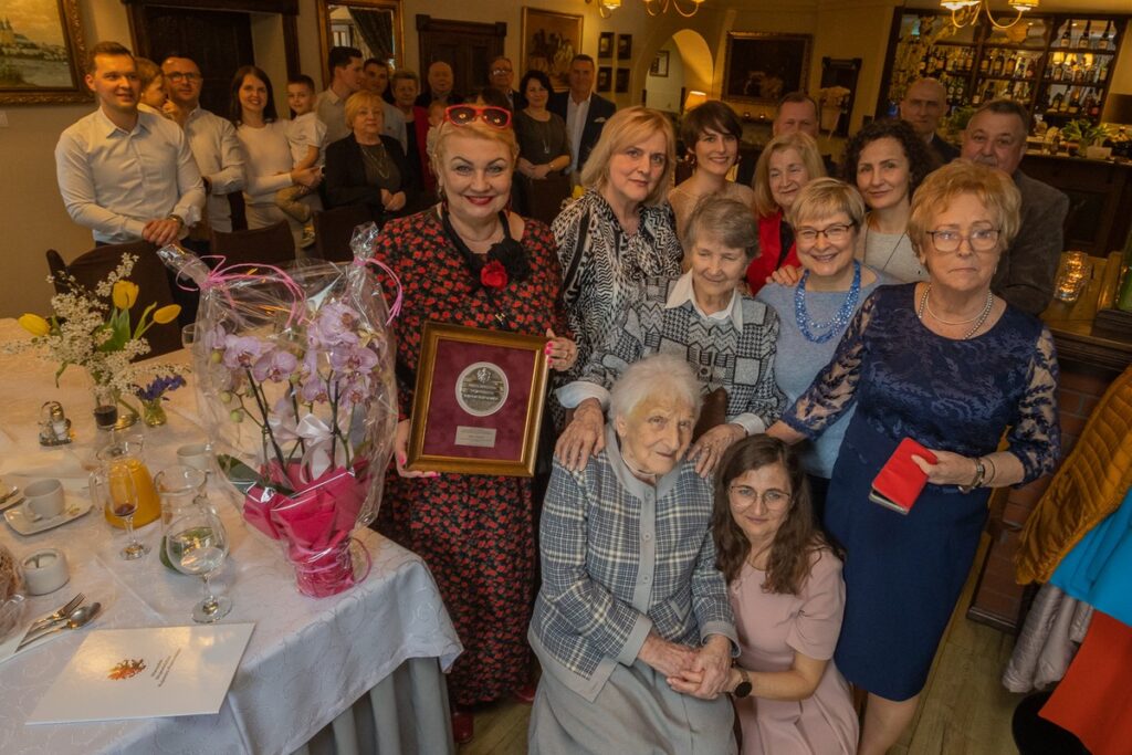 Wręczenie medalu Unitas Durat Halinie Krassowskiej, fot. Mikołaj Kuras dla UMWKP