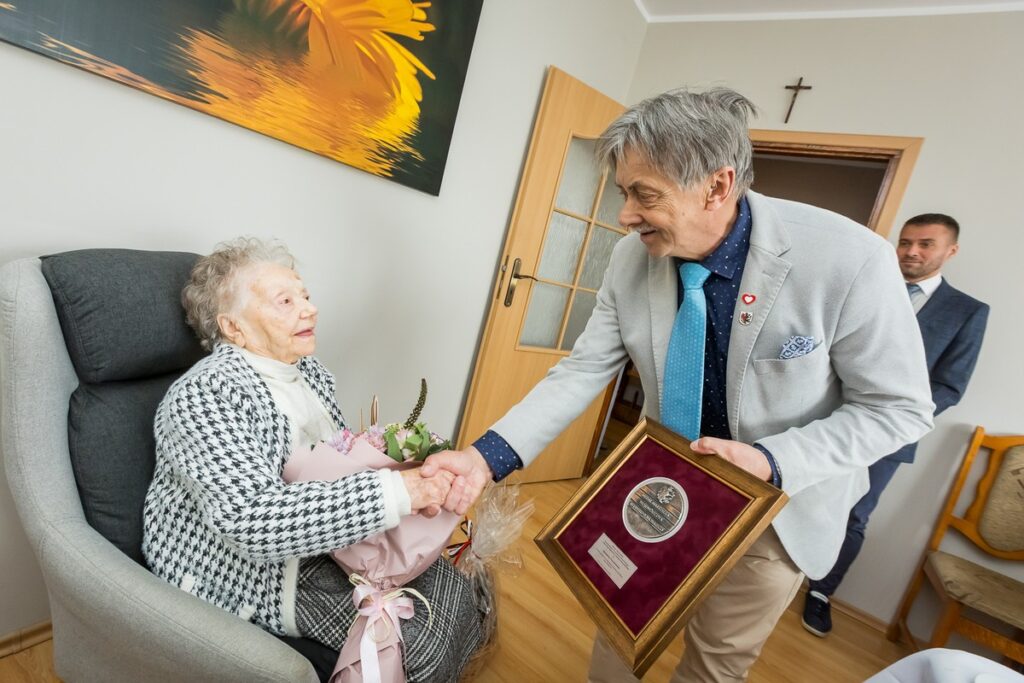 Awarding the Unitas Durat medal to Stanisława Pszczolińska, photo: Tomasz Czachorowski/eventphoto.com.pl for UMWKP