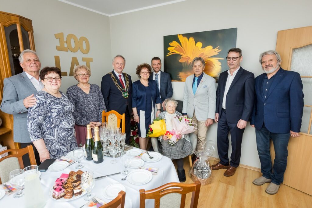 Awarding the Unitas Durat medal to Stanisława Pszczolińska, photo: Tomasz Czachorowski/eventphoto.com.pl for UMWKP