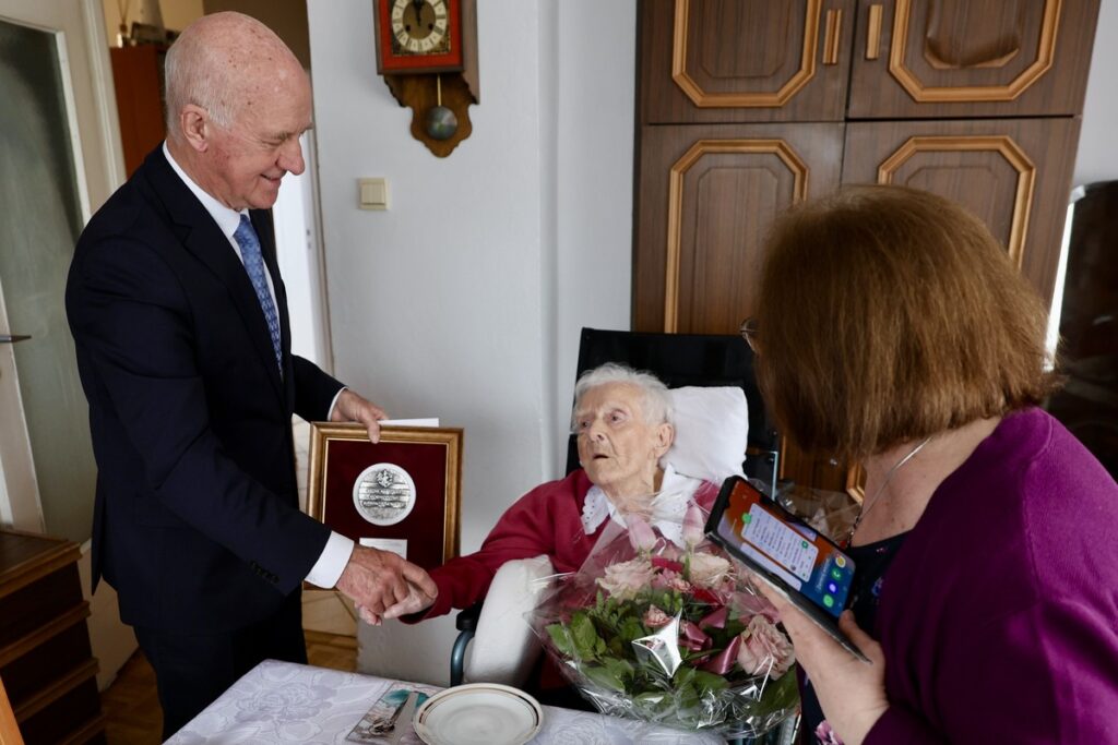 Awarding the Unitas Durat medal to Maria Plewa, photo: Andrzej Goiński/UMWKP