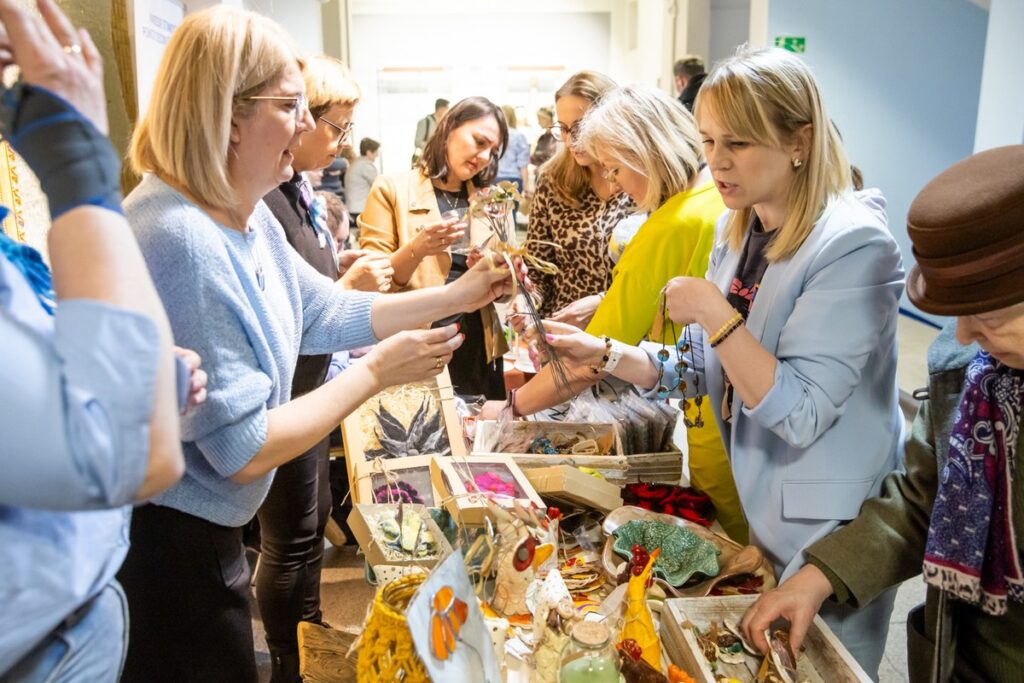 Wielkanocna wystawa rękodzieła „My też potrafimy” w Urzędzie Marszałkowskim, fot. Andrzej Goiński/UMWKP Easter crafts exhibition ‘We too can do’ at the Marshal's Office, photo: Andrzej Goiński/UMWKP