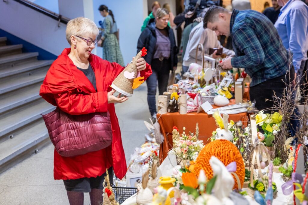 Wielkanocna wystawa rękodzieła „My też potrafimy” w Urzędzie Marszałkowskim, fot. Andrzej Goiński/UMWKP Easter crafts exhibition ‘We too can do’ at the Marshal's Office, photo: Andrzej Goiński/UMWKP