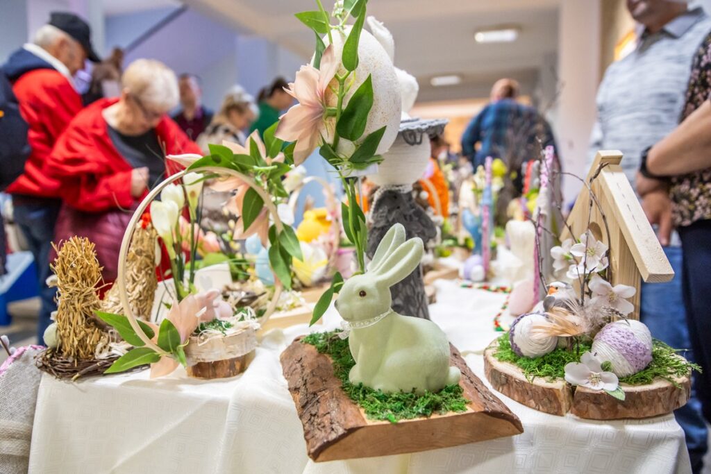 Wielkanocna wystawa rękodzieła „My też potrafimy” w Urzędzie Marszałkowskim, fot. Andrzej Goiński/UMWKP Easter crafts exhibition ‘We too can do’ at the Marshal's Office, photo: Andrzej Goiński/UMWKP