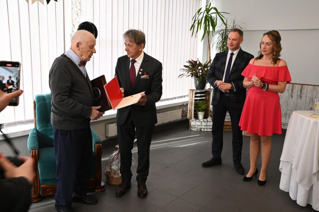 Wręczenie medalu Unitas Durat Leonowi Nadarzyńskiemu, fot. Janusz Nadarzyński