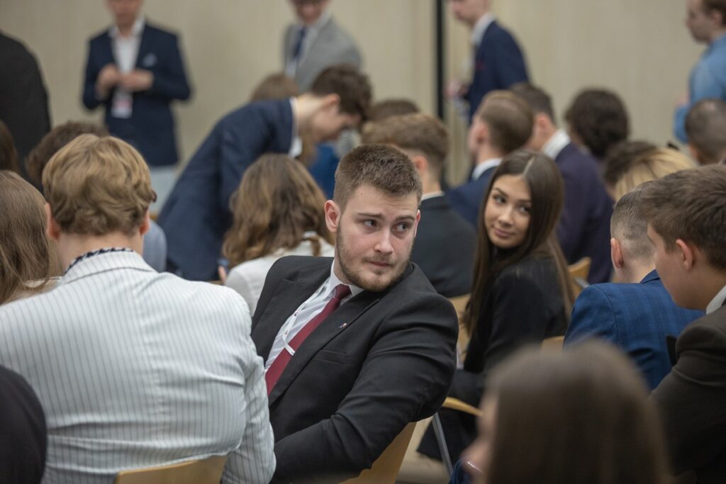 Obrady Parlamentu Młodych RP fot. Mikołaj Kuras dla UMWKP