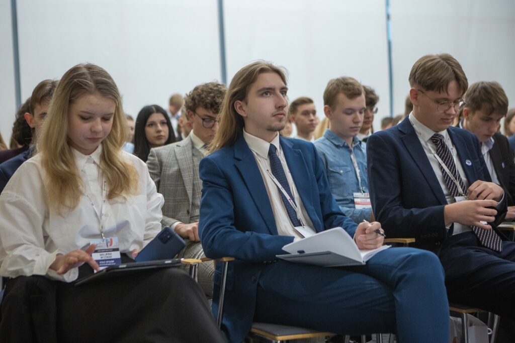 Obrady Parlamentu Młodych RP fot. Mikołaj Kuras dla UMWKP