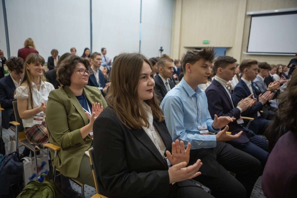 Obrady Parlamentu Młodych RP fot. Mikołaj Kuras dla UMWKP