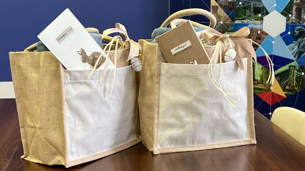 Wielkanocne upominki dla uhonorowanych medalem Unitas Durat, fot. Andrzej Goiński/UMWKP