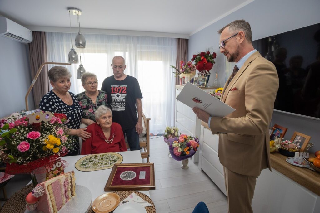 Presentation of the Unitas Durat Medal to Michalina Kosicka, photo by Mikołaj Kuras for UMWKP