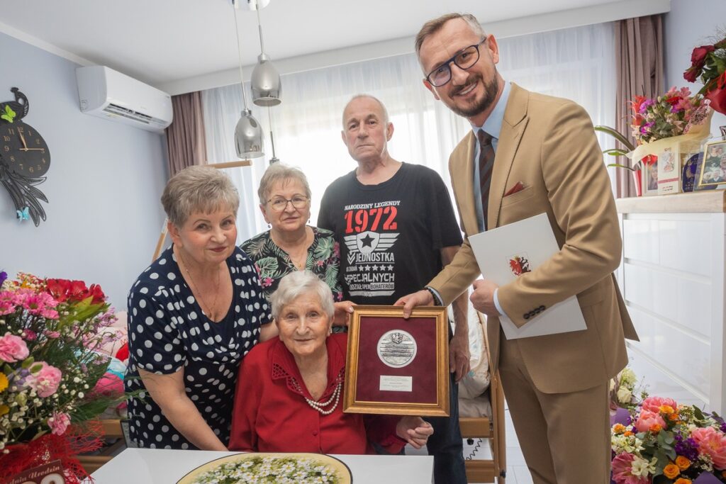 Presentation of the Unitas Durat Medal to Michalina Kosicka, photo by Mikołaj Kuras for UMWKP