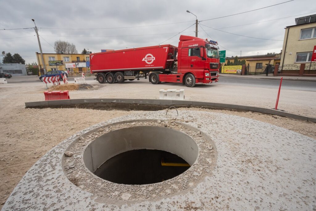 Budowa ronda w Golubiu-Dobrzyniu, fot. Mikołaj Kuras dla UMWKP