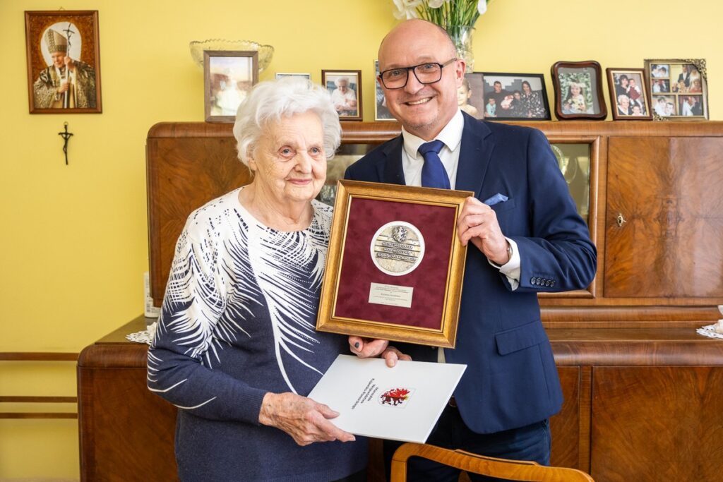 Wręczenie medalu Unitas Durat Kazimierze Szarafińskiej, fot. Szymon Zdziebło/tarantoga.pl dla UMWKP
