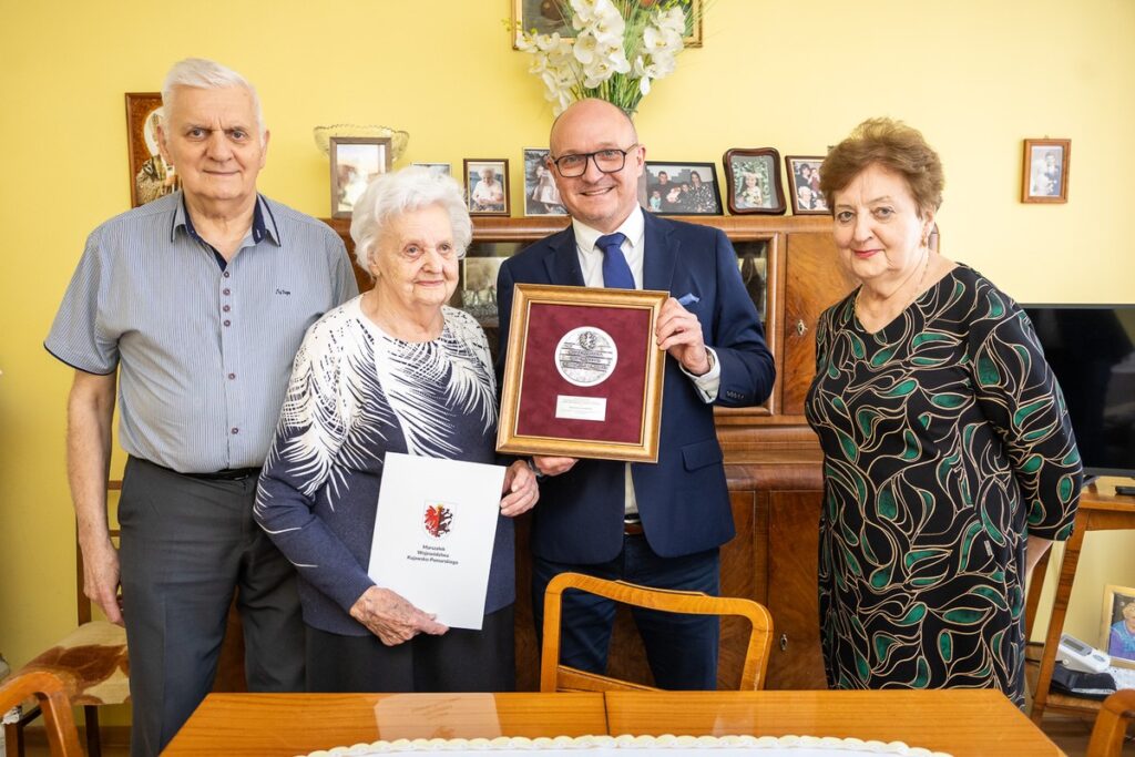 Wręczenie medalu Unitas Durat Kazimierze Szarafińskiej, fot. Szymon Zdziebło/tarantoga.pl dla UMWKP