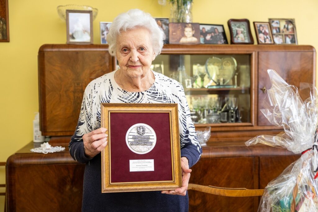 Wręczenie medalu Unitas Durat Kazimierze Szarafińskiej, fot. Szymon Zdziebło/tarantoga.pl dla UMWKP