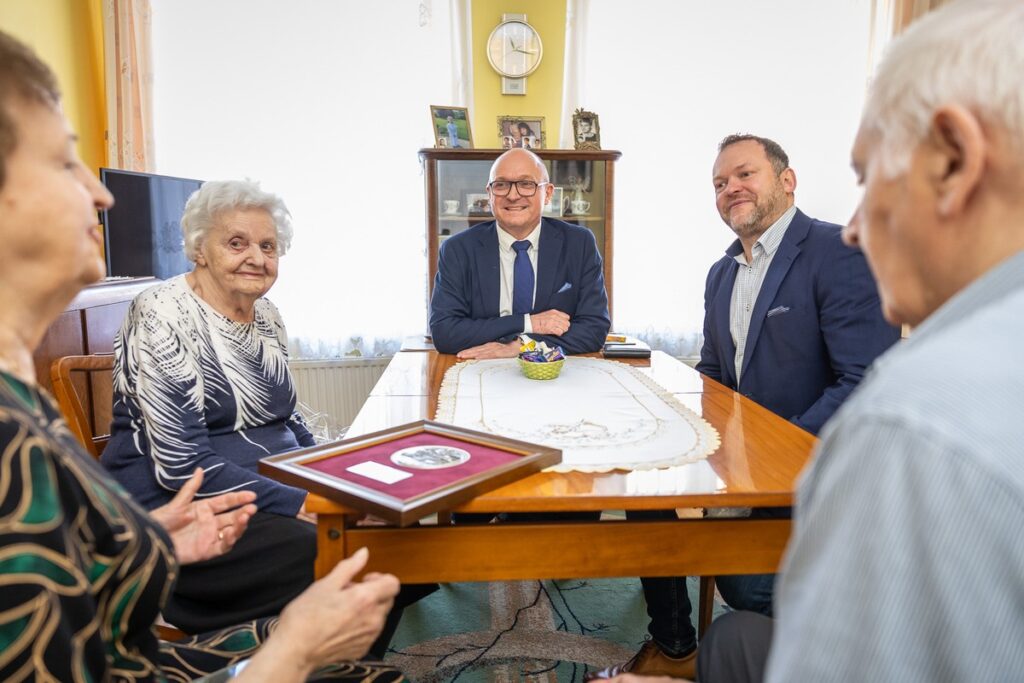 Wręczenie medalu Unitas Durat Kazimierze Szarafińskiej, fot. Szymon Zdziebło/tarantoga.pl dla UMWKP