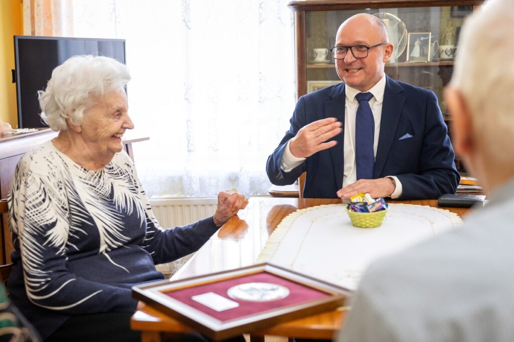Wręczenie medalu Unitas Durat Kazimierze Szarafińskiej, fot. Szymon Zdziebło/tarantoga.pl dla UMWKP