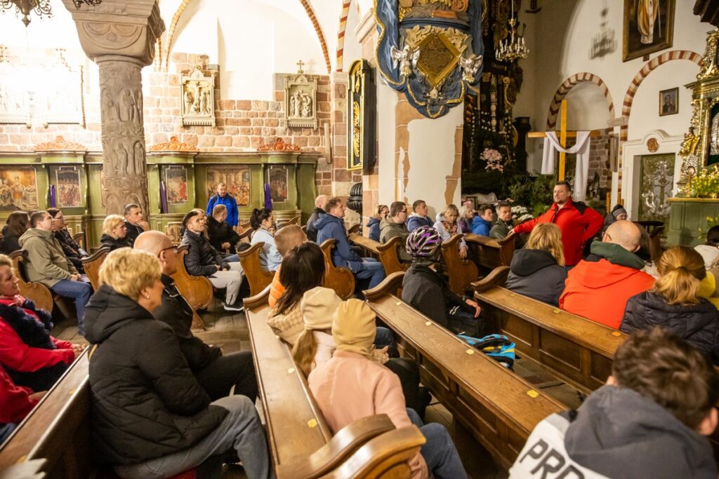 Eskapada 2025, Zwiedzanie po zmroku romańskiego dziedzictwa Strzelna i wystawy "Szlak Piastowski z klocków lego", Strzelno, fot. Andrzej Goiński/UMWKP