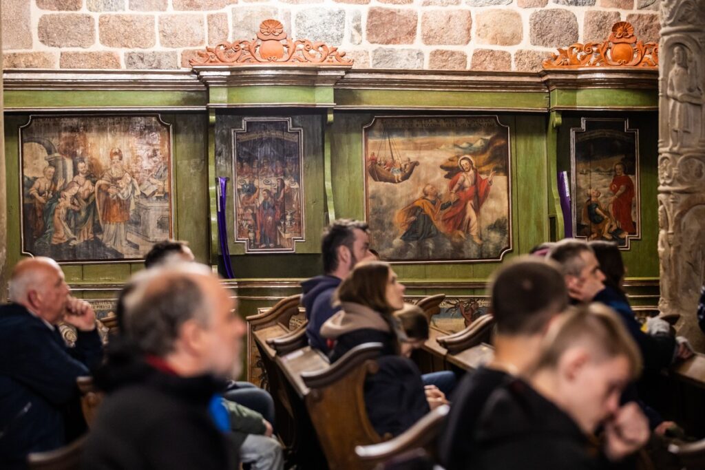 Eskapada 2025, Zwiedzanie po zmroku romańskiego dziedzictwa Strzelna i wystawy "Szlak Piastowski z klocków lego", Strzelno, fot. Andrzej Goiński/UMWKP