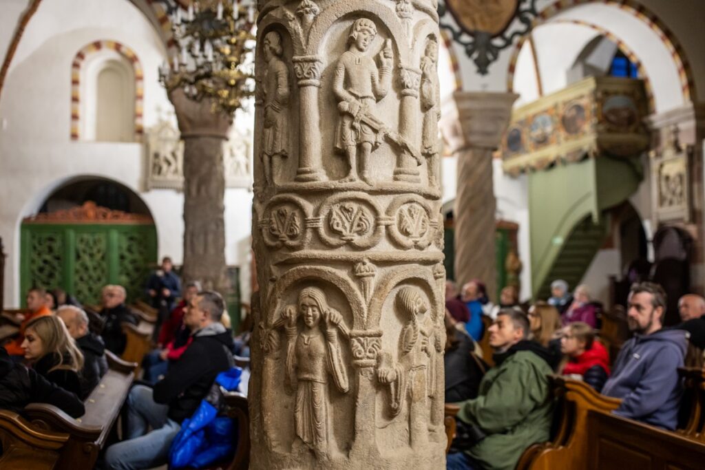 Eskapada 2025, Zwiedzanie po zmroku romańskiego dziedzictwa Strzelna i wystawy "Szlak Piastowski z klocków lego", Strzelno, fot. Andrzej Goiński/UMWKP