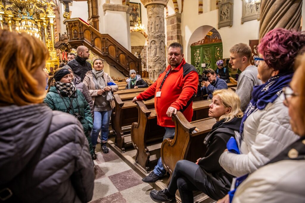 Eskapada 2025, Zwiedzanie po zmroku romańskiego dziedzictwa Strzelna i wystawy "Szlak Piastowski z klocków lego", Strzelno, fot. Andrzej Goiński/UMWKP