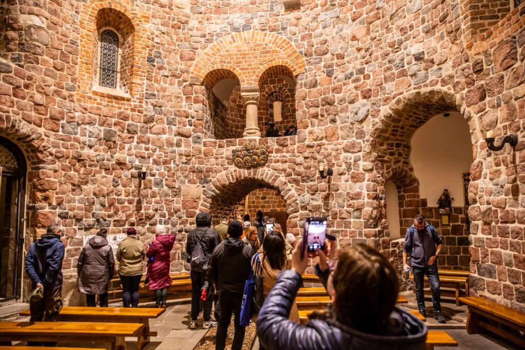 Eskapada 2025, Zwiedzanie po zmroku romańskiego dziedzictwa Strzelna i wystawy "Szlak Piastowski z klocków lego", Strzelno, fot. Andrzej Goiński/UMWKP