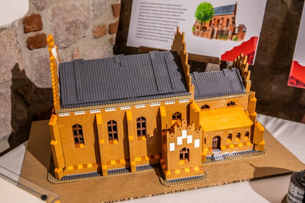 Eskapada 2025, Zwiedzanie po zmroku romańskiego dziedzictwa Strzelna i wystawy "Szlak Piastowski z klocków lego", Strzelno, fot. Andrzej Goiński/UMWKP