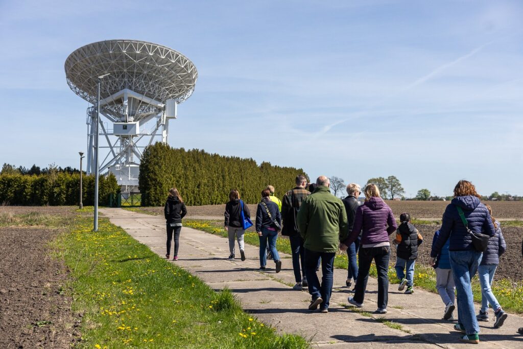 Eskapada 2025, zwiedzanie Obserwatorium Astronomicznego w Piwnicach koło Torunia, fot. Szymon Zdziebło/tarantoga.pl dla UMWKP