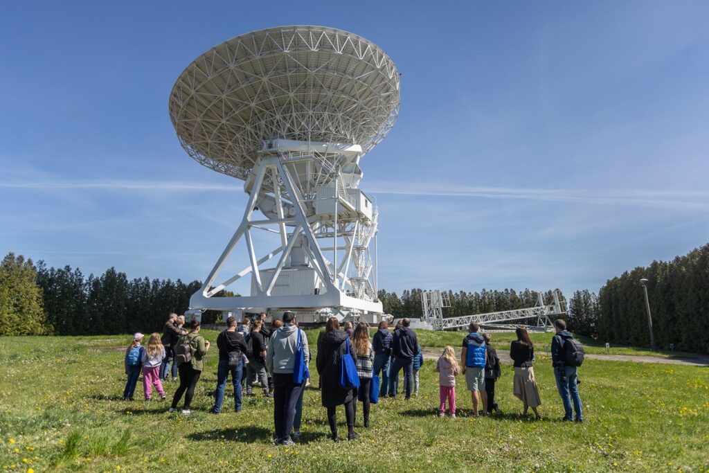Eskapada 2025, zwiedzanie Obserwatorium Astronomicznego w Piwnicach koło Torunia, fot. Szymon Zdziebło/tarantoga.pl dla UMWKP