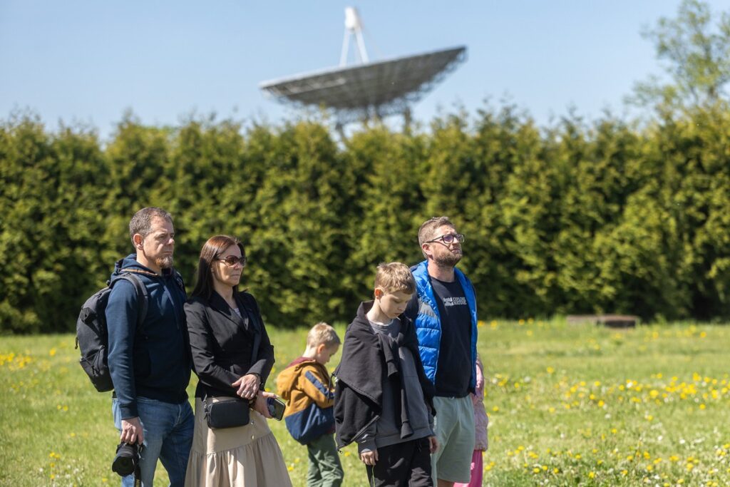 Eskapada 2025, zwiedzanie Obserwatorium Astronomicznego w Piwnicach koło Torunia, fot. Szymon Zdziebło/tarantoga.pl dla UMWKP