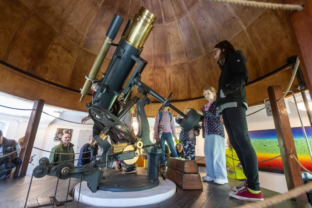 Eskapada 2025, zwiedzanie Obserwatorium Astronomicznego w Piwnicach koło Torunia, fot. Szymon Zdziebło/tarantoga.pl dla UMWKP