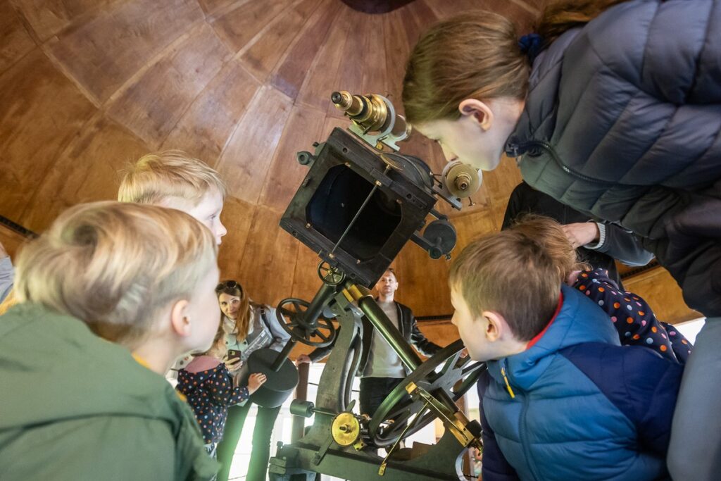 Eskapada 2025, zwiedzanie Obserwatorium Astronomicznego w Piwnicach koło Torunia, fot. Szymon Zdziebło/tarantoga.pl dla UMWKP
