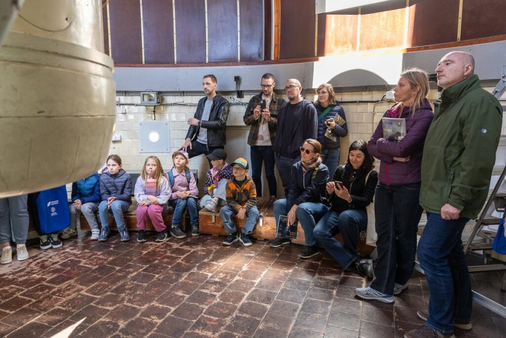 Eskapada 2025, zwiedzanie Obserwatorium Astronomicznego w Piwnicach koło Torunia, fot. Szymon Zdziebło/tarantoga.pl dla UMWKP