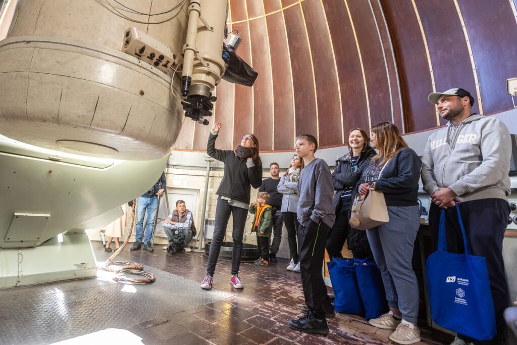 Eskapada 2025, zwiedzanie Obserwatorium Astronomicznego w Piwnicach koło Torunia, fot. Szymon Zdziebło/tarantoga.pl dla UMWKP