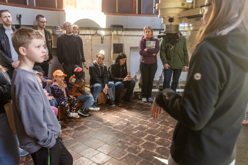 Eskapada 2025, zwiedzanie Obserwatorium Astronomicznego w Piwnicach koło Torunia, fot. Szymon Zdziebło/tarantoga.pl dla UMWKP